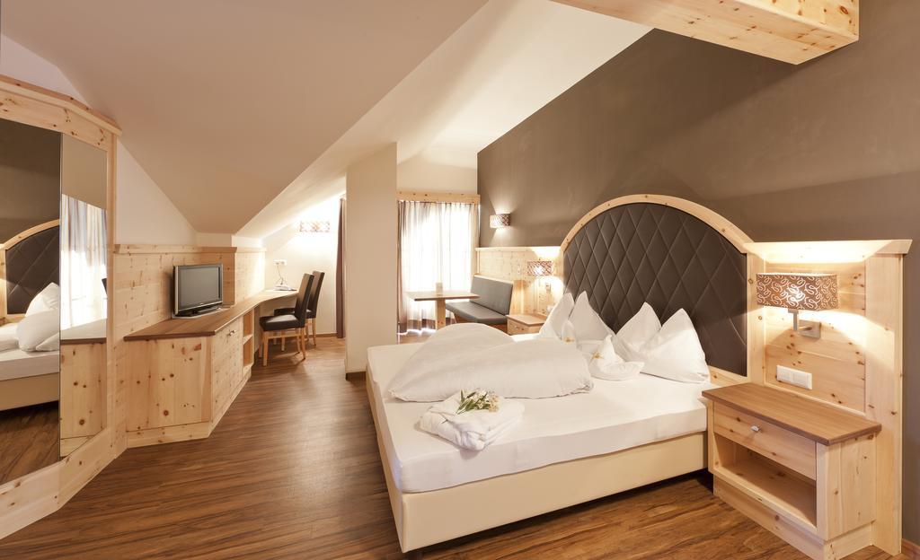 Hotel Am Sonneck Algund Buitenkant foto